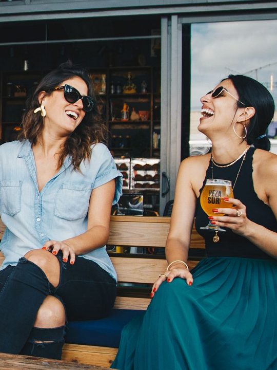 5 Wahrheiten darüber, mit einem Mädchen zu sein, das es liebt, Bier zu trinken