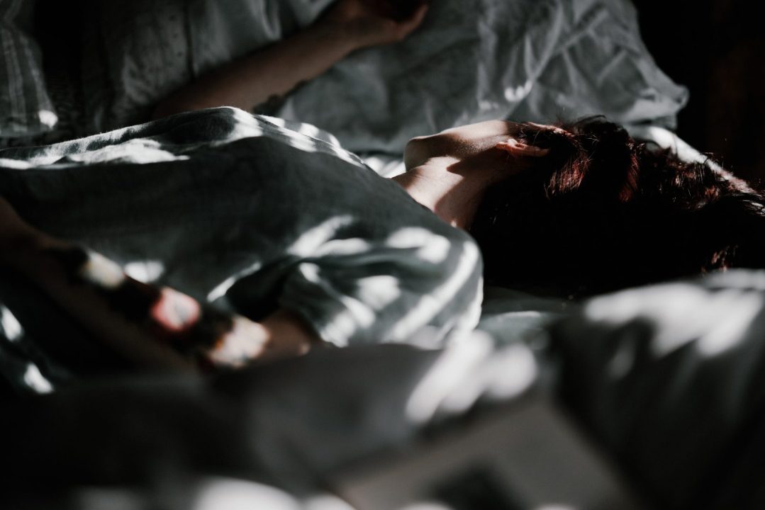 Wie du Schlaflosigkeit loswirst und letztendlich besser schläfst, indem du einfach mit dir selbst sprichst