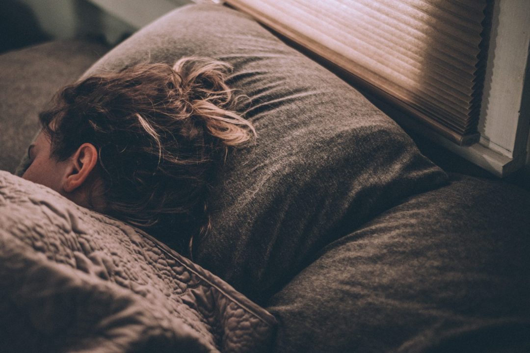 8 Natürliche Schlafmittel, die dir helfen, schnell einzuschlafen (und die ganze Nacht durchzuschlafen!)