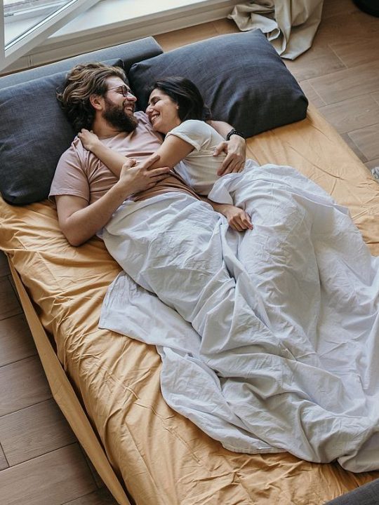 6 unsexy Dinge, die Männer im Bett wollen