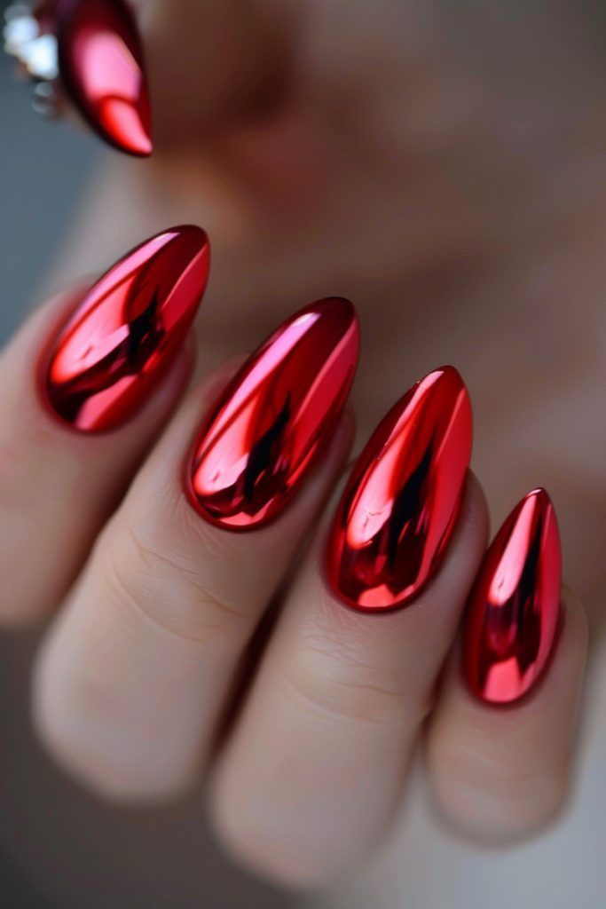 Roter Chrom-Nagellack