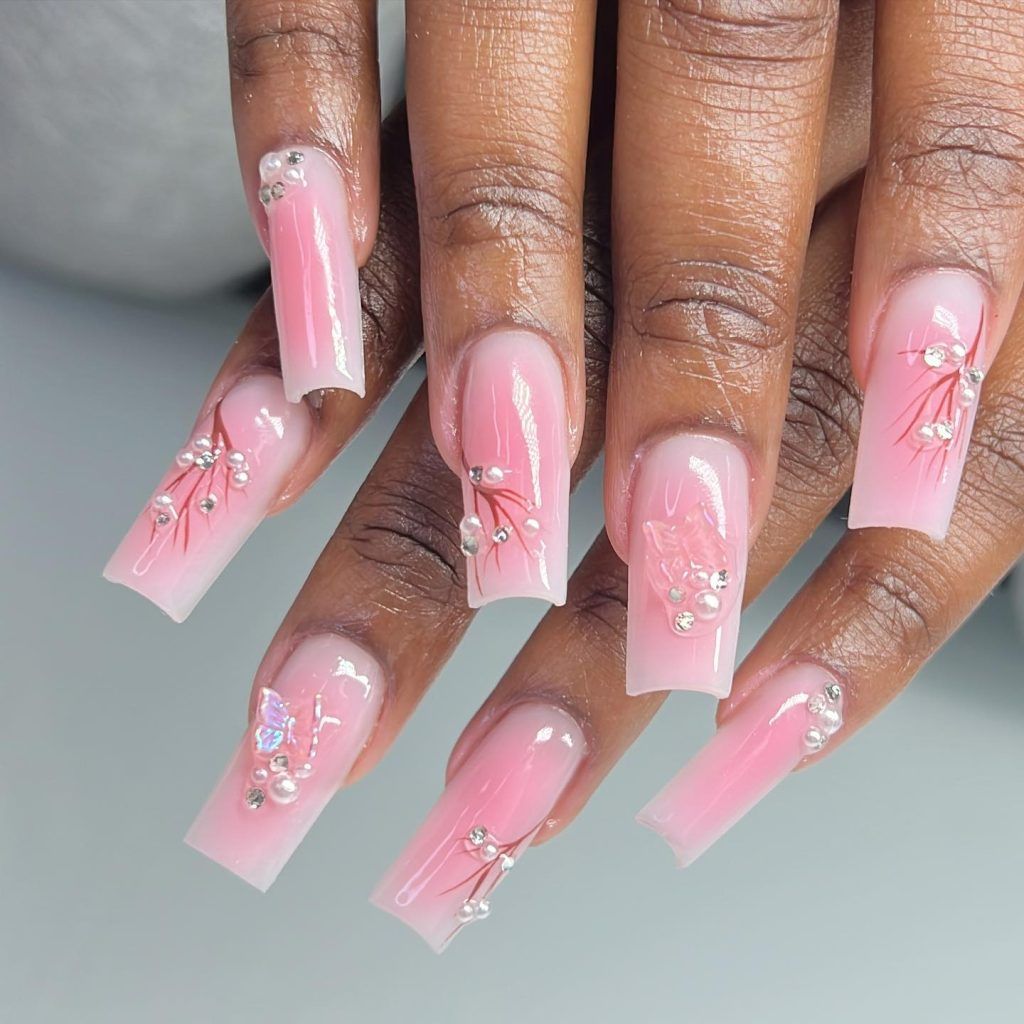 Bold Pink Long Coffin Nails mit Edelstein-Flair