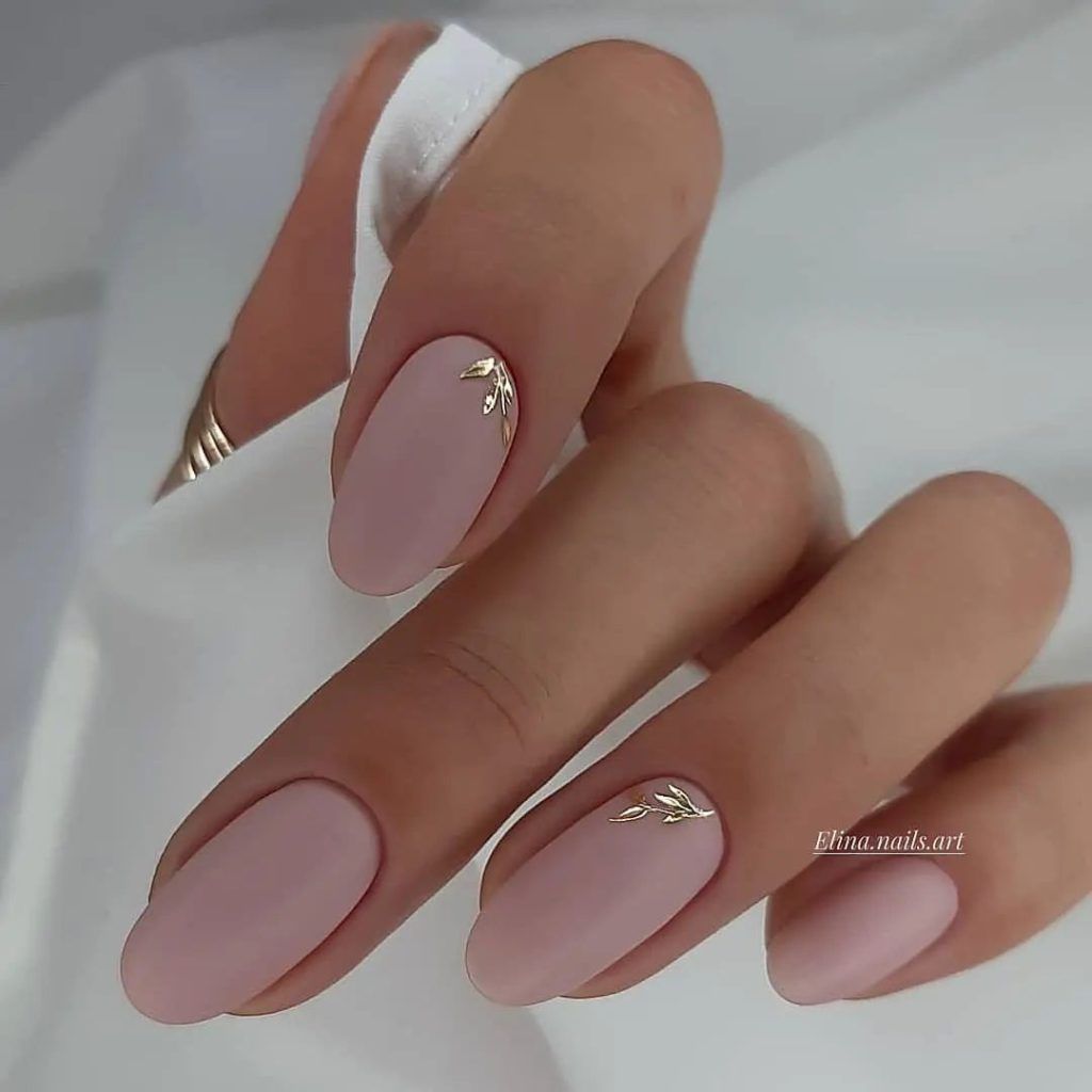 Minimalistisches Pink mit zarten Blattgold-Akzenten