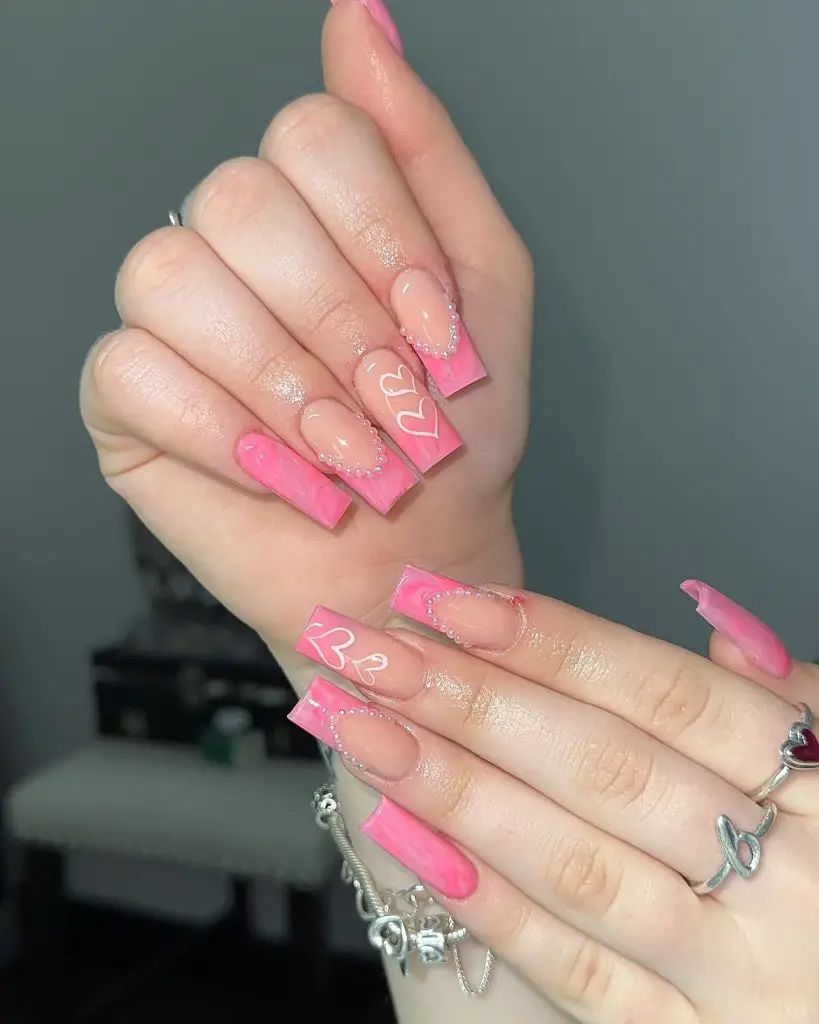 Schickes Pink mit Herz-Details und Strass-Verzierungen