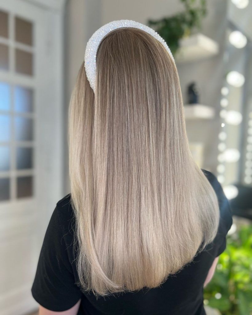 Glattes Platinblond mit Stirnband