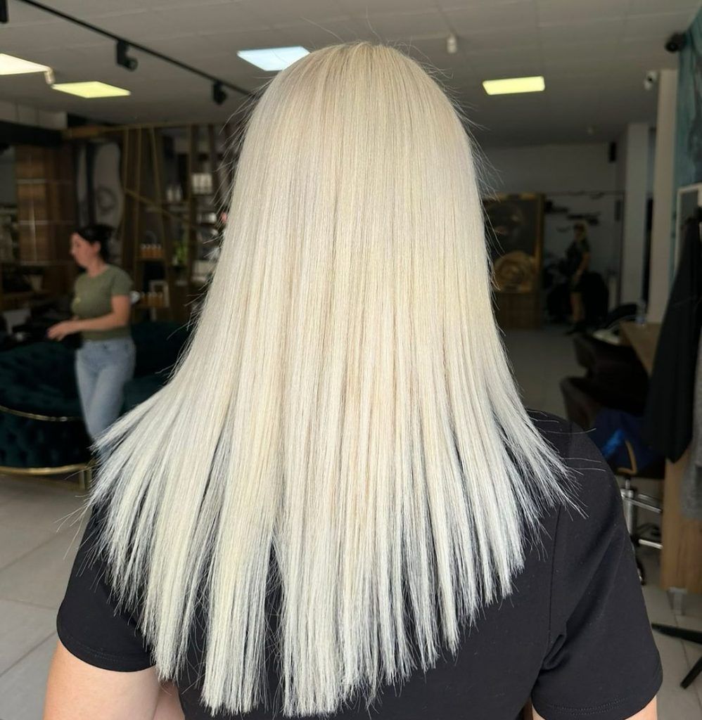 Glattes Platinblond