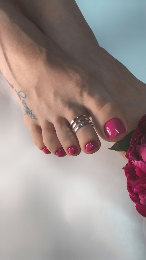 Lebendiges Pink mit floralen Tattoos - ein Klassiker neu erfunden