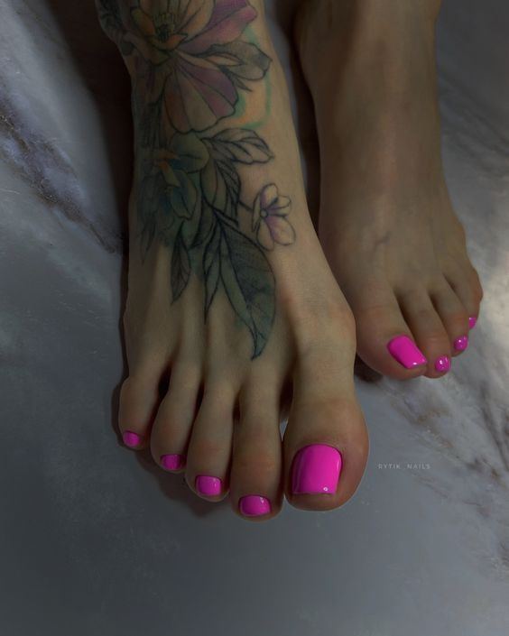 Lebendiges Pink mit floralen Tattoos - ein Klassiker neu erfunden