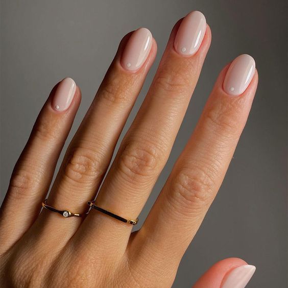 Nude Milky Nails mit einem einfachen Twist