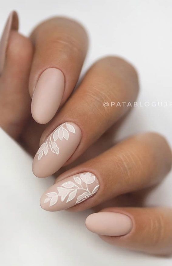 Matte Nude-Nägel mit floralen Akzenten