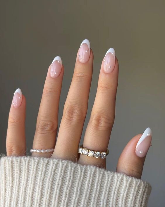 Klassische French Tips mit Perlenverzierungen