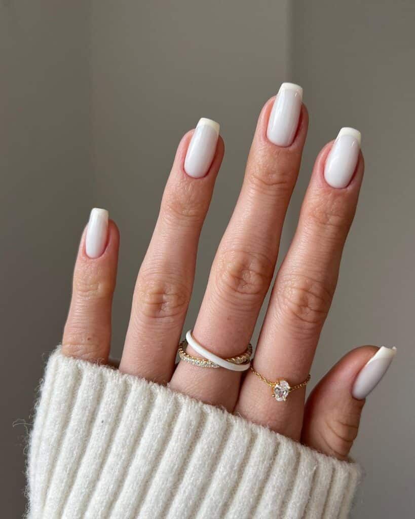 Klassische milchige French Tip Nägel