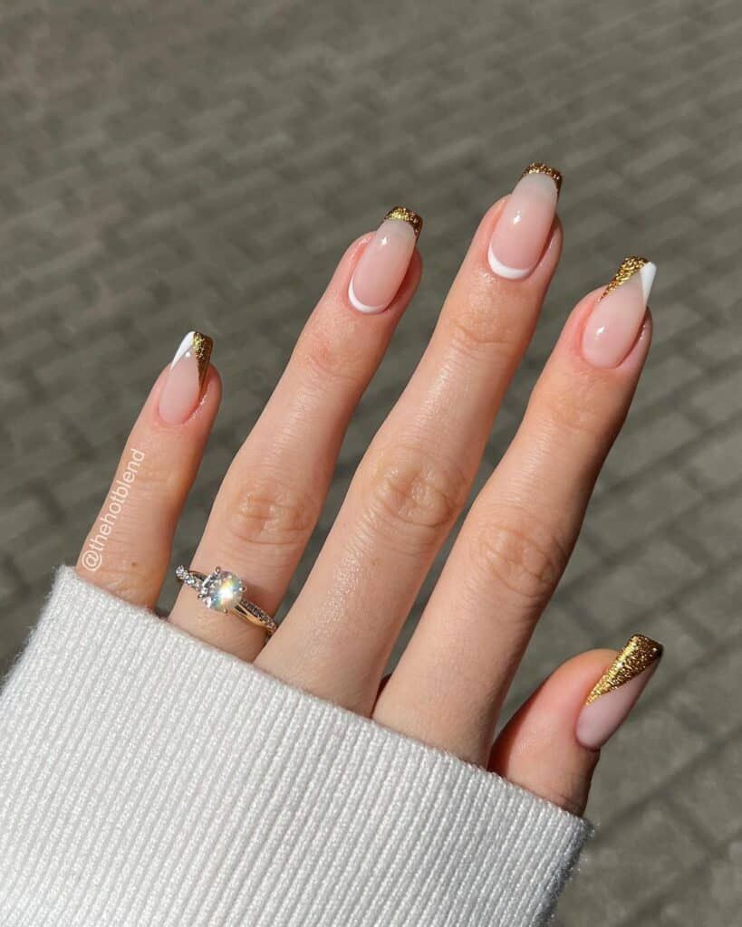 Goldene French Tip Nails mit Mini Halfmoon