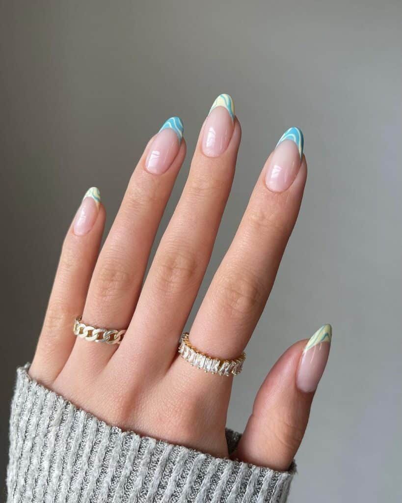 Abstrakte French-Tip-Nägel in Pastell