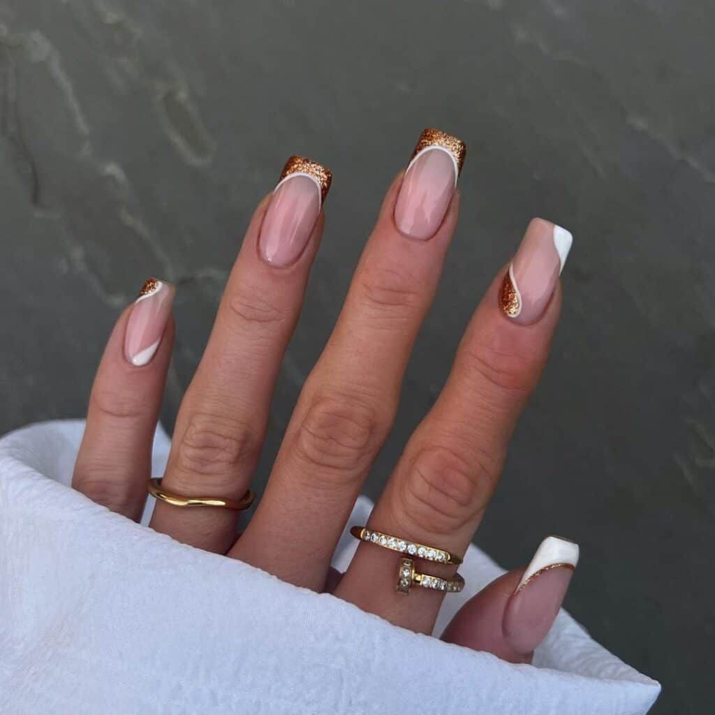 Weiße und goldene French Nail Tips