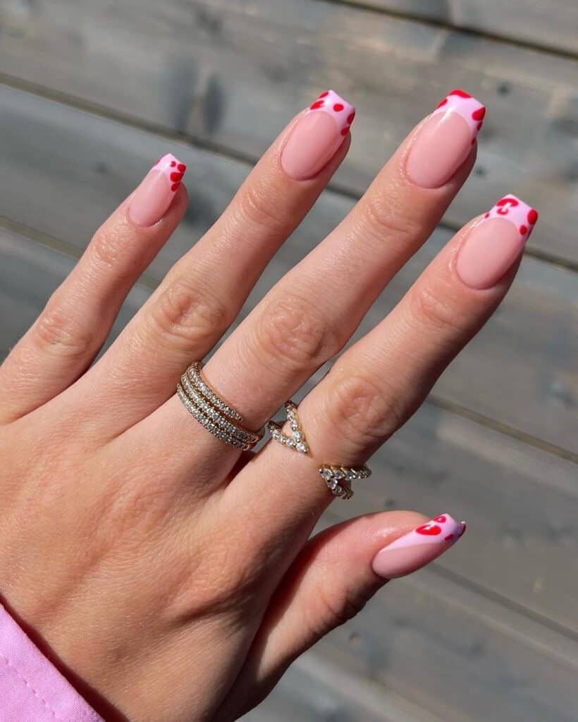 Abstrakte rosa und rote French Nails