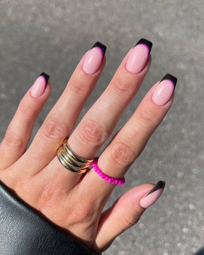 Schwarze French Tip Nails mit doppelter rosa Linie