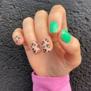 Kurzes Leoparden-Nageldesign