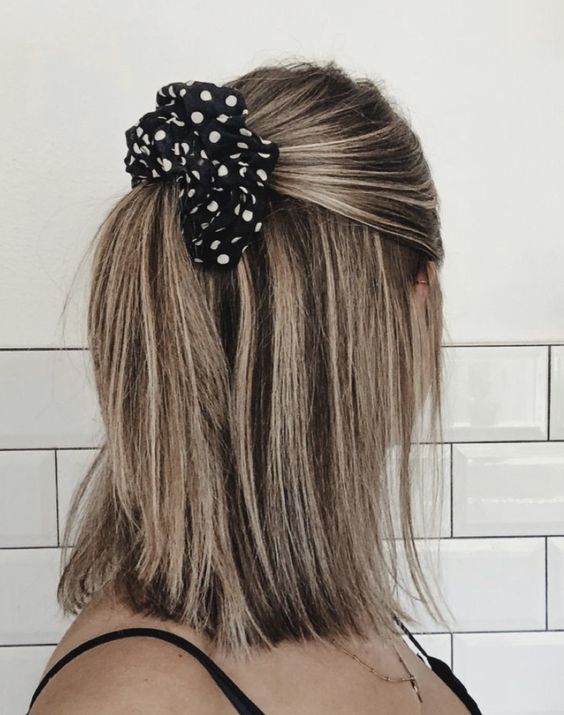 Halbhochsteckfrisur mit Scrunchie