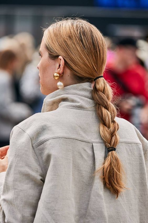 Strukturierter Zopf mit Accessoires