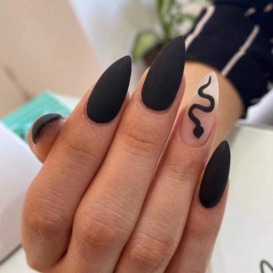 Die besten Ideen für dunkle Herbstnageldesigns