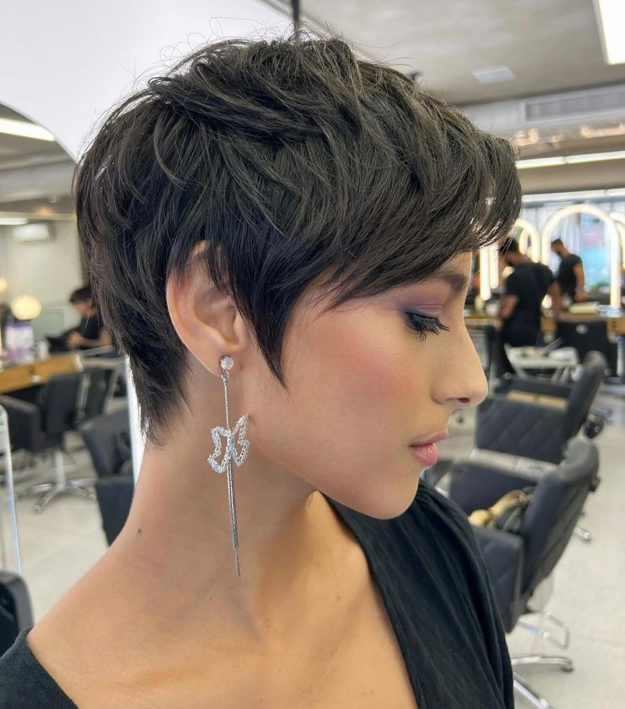 Sleek Pixie mit seitlich gefegtem Pony