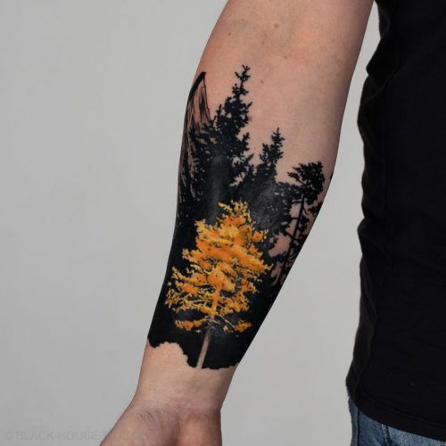 Starkes Schwarzwald-Kontrast-Tattoo