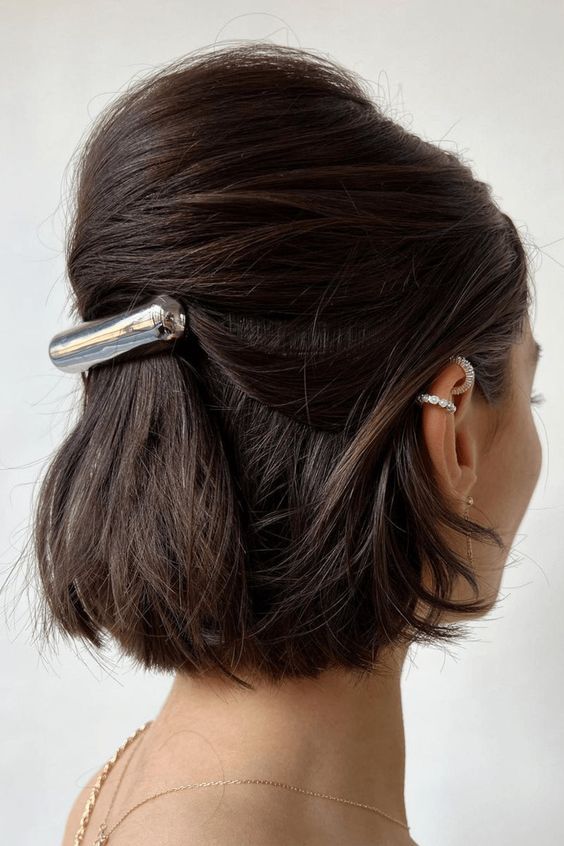 Sleek Half-Up Bob mit Metallic-Clip