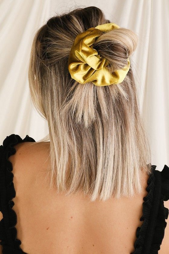 Blonder Halb-Hochsteckfrisur mit Scrunchie