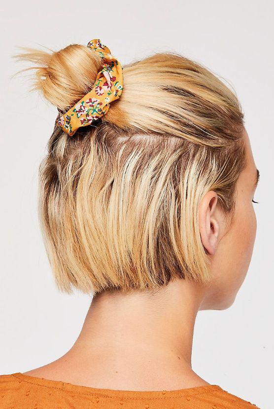 Verspielter blonder Bob mit Top Knot