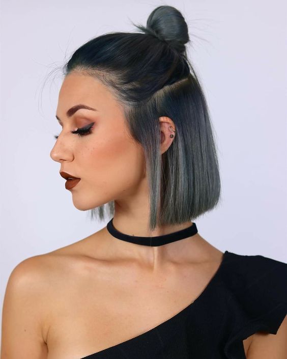 Edgy Half-Up Bob mit blauer Tönung