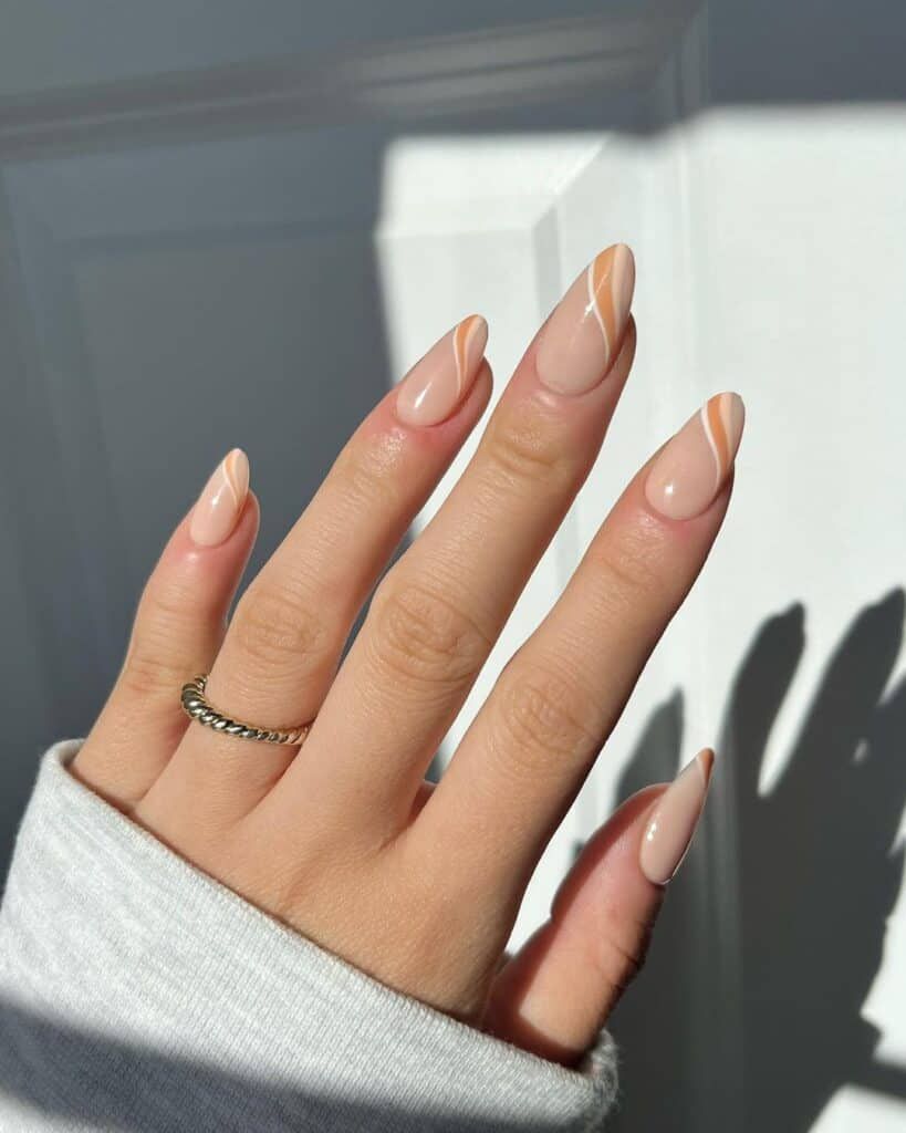 Karamellfarbene Bänder auf der Hälfte der French Nails