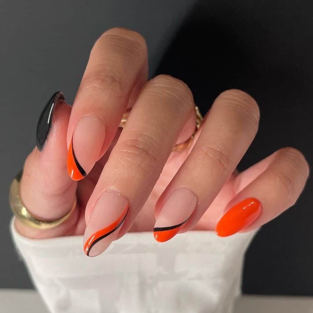 Orangefarbene Swirly Nails mit einem Hauch von Schwarz